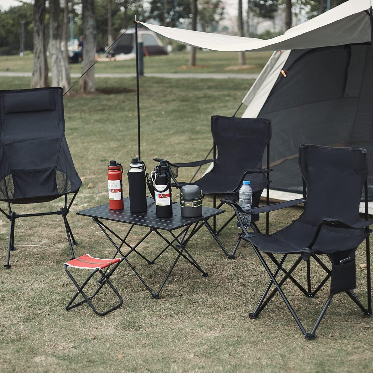 full-back oversized design with flared armrests and built-in cup holder