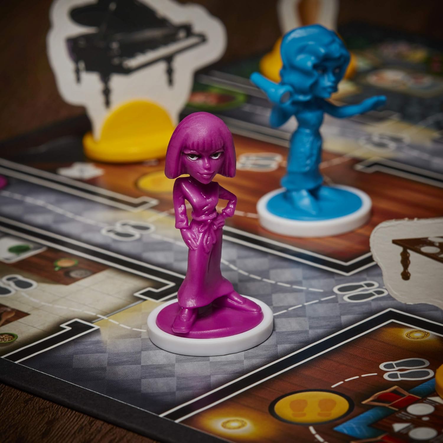 Hasbro Gaming Clue Junior Board Game – Safe Playroom Mystery Game for Kids Ages 5 and Up, 2-6 Players