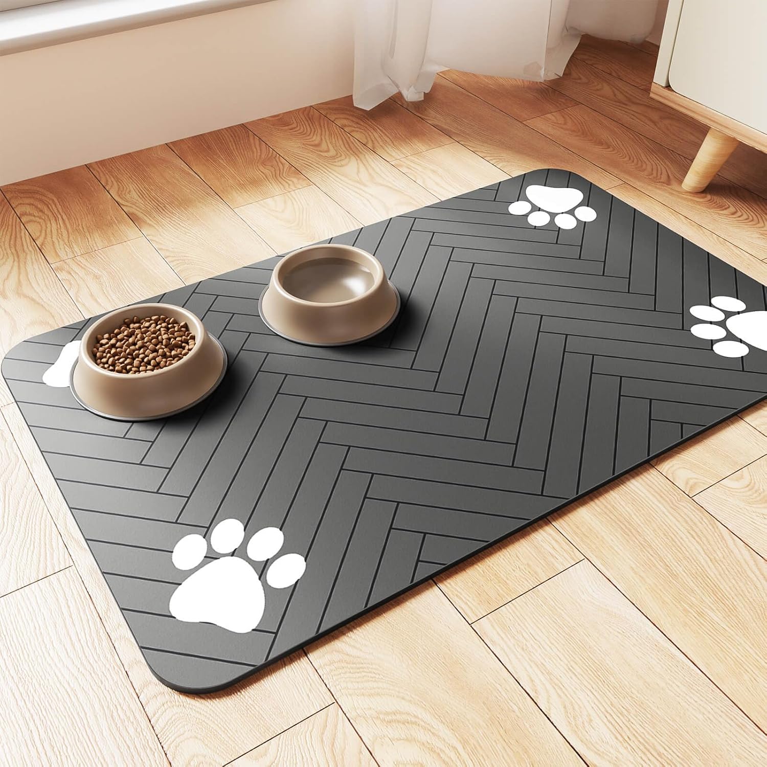 highly absorbent top surface that soaks up spilled water and milk without leaving traces