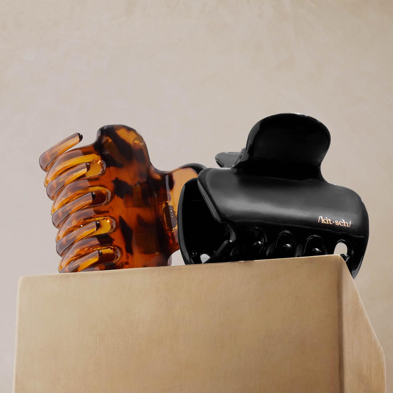 Kitsch Cloud Claw Clip – Understated Hair Accessory for Capsule Vanities, Neutral Tones